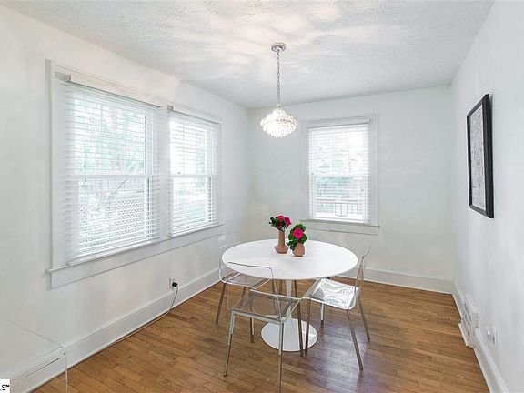 5th image of 5 Waverly Ct