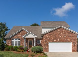 1001 Lisa Run Dr, Kernersville, NC 27284