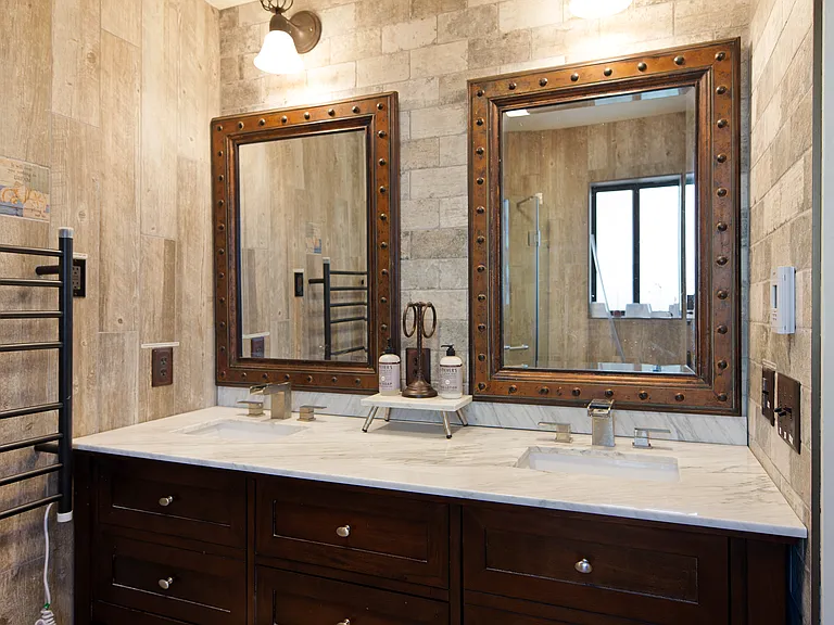 King ensuite vanity