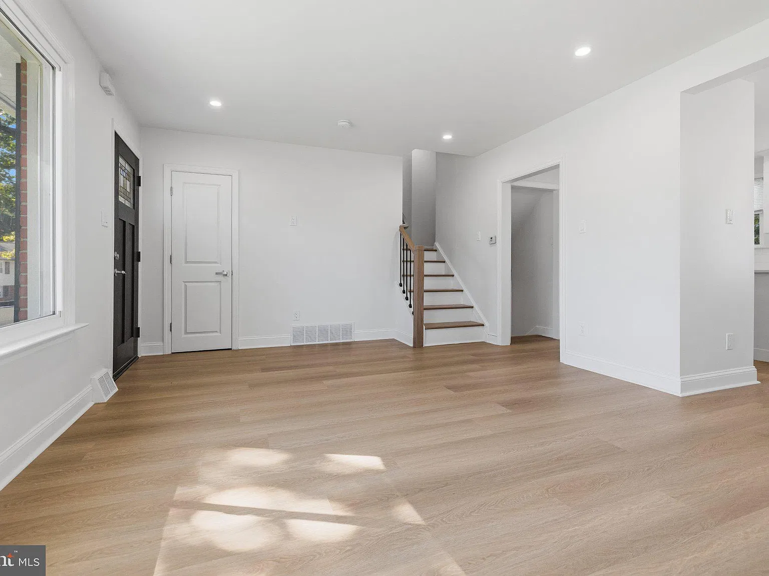 3 bed, 3.0 bath, 1906 sqft, $3,500 — Photo 3