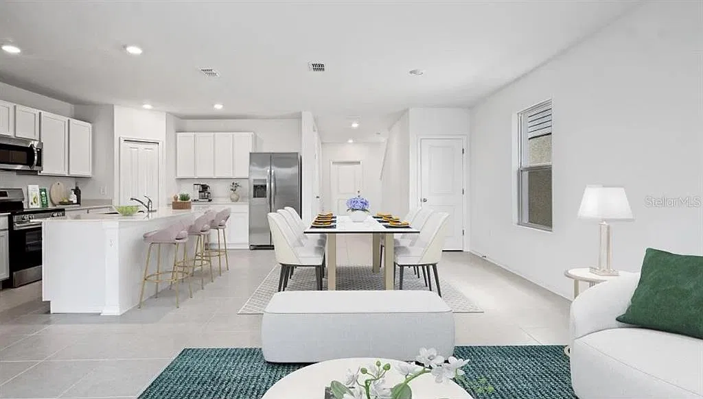 6 bed, 3.0 bath, 2467 sqft, $2,390 — Photo 4