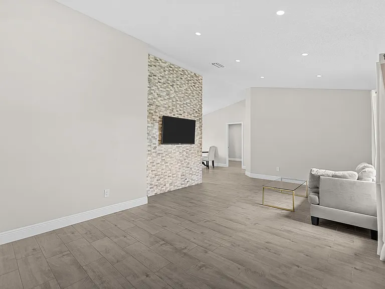 265 SW Dalton Cir — Photo 4