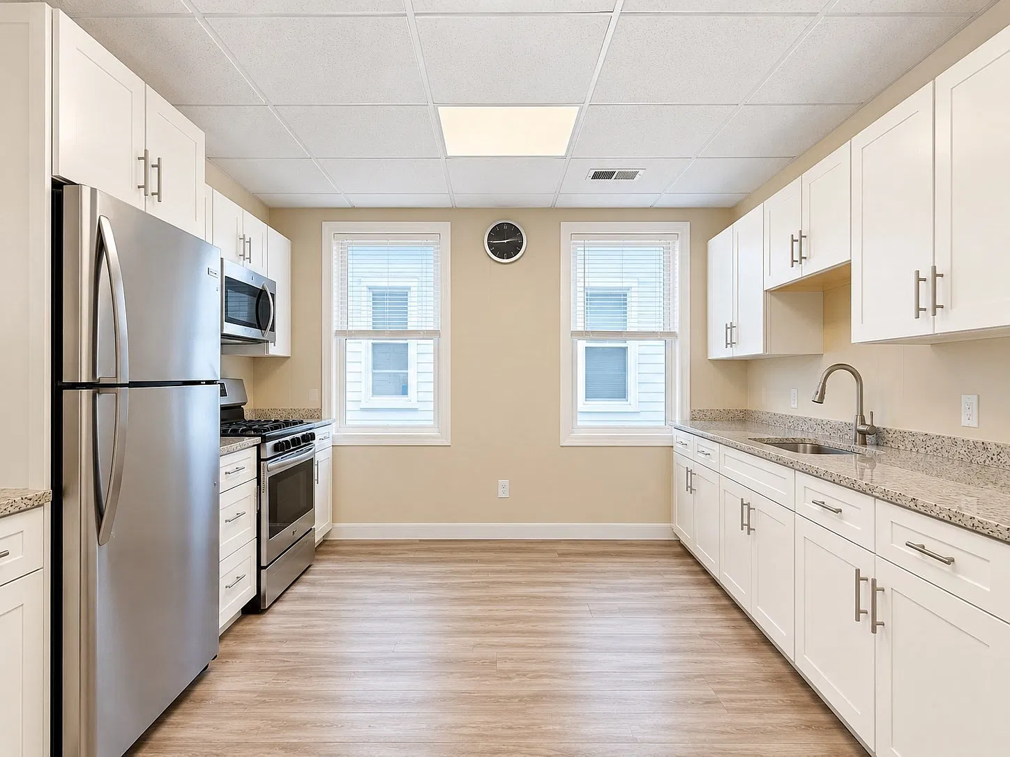 2 bed, 1.0 bath, 800 sqft, $2,400 — Photo 3