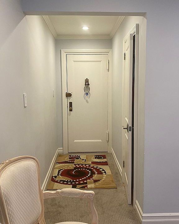 Entrance into Apt