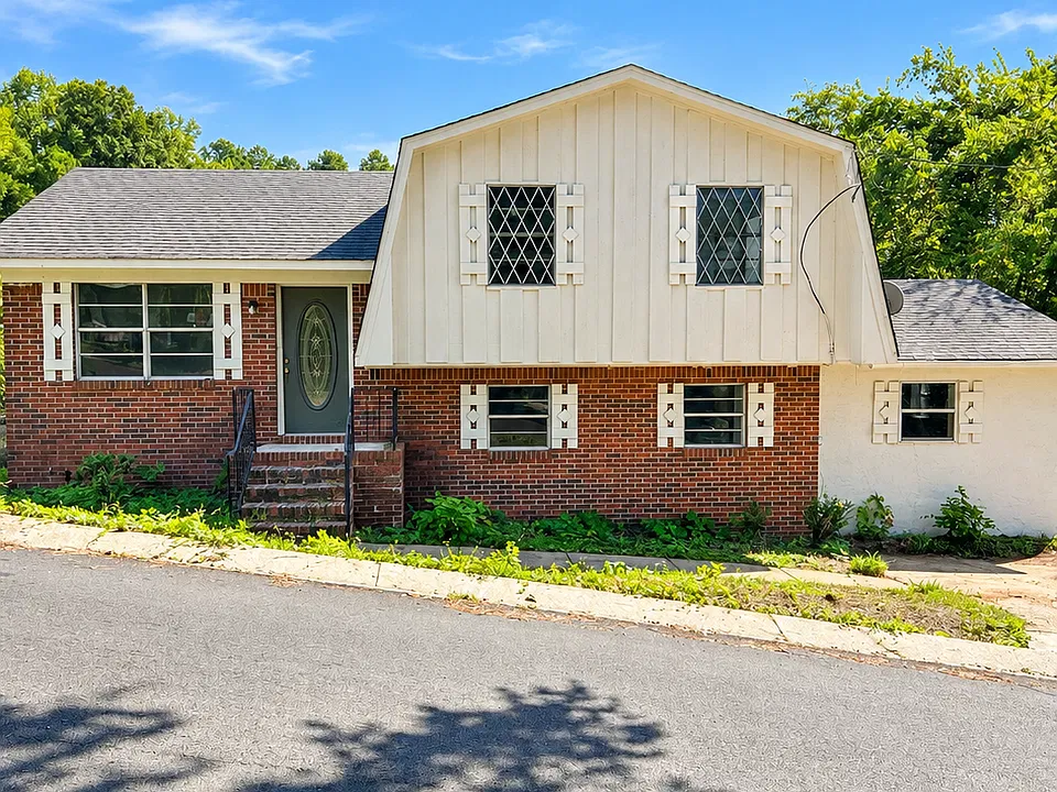303 Circle Ave