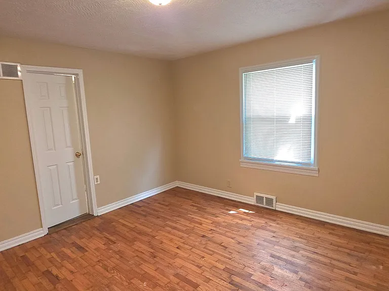 512 W Normal St — Photo 8
