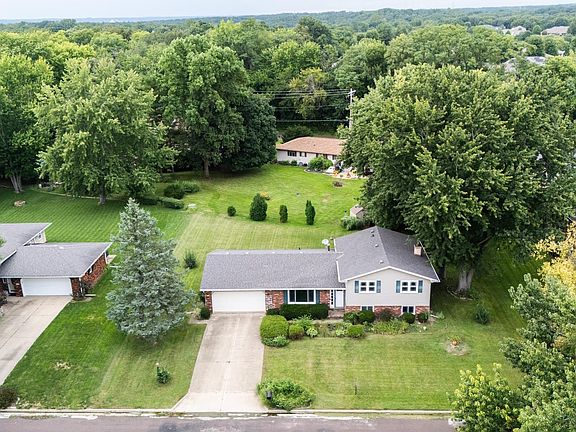2nd image of 17 Winged Foot Dr