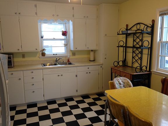 4th image of 1018 S Lutz St