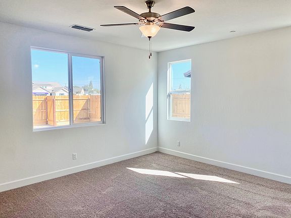 5th image of 945 Skansen St