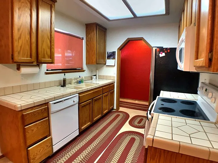 3 bed, 2.0 bath, 1260 sqft, $2,145 — Photo 3