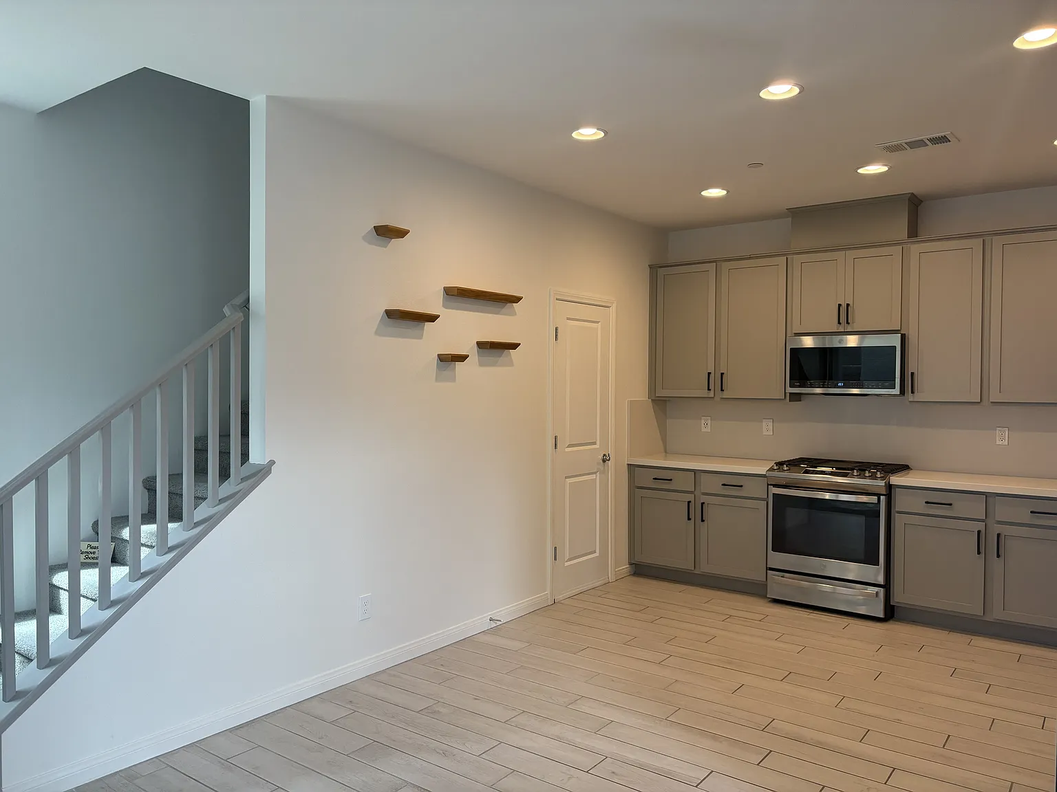 3 bed, 2.5 bath, 1592 sqft, $2,550 — Photo 3