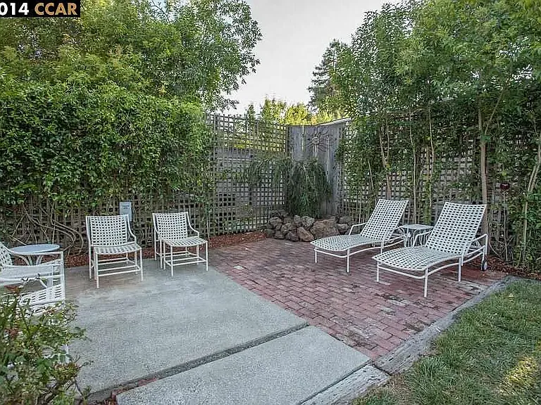 2449 Casa Way — Photo 3