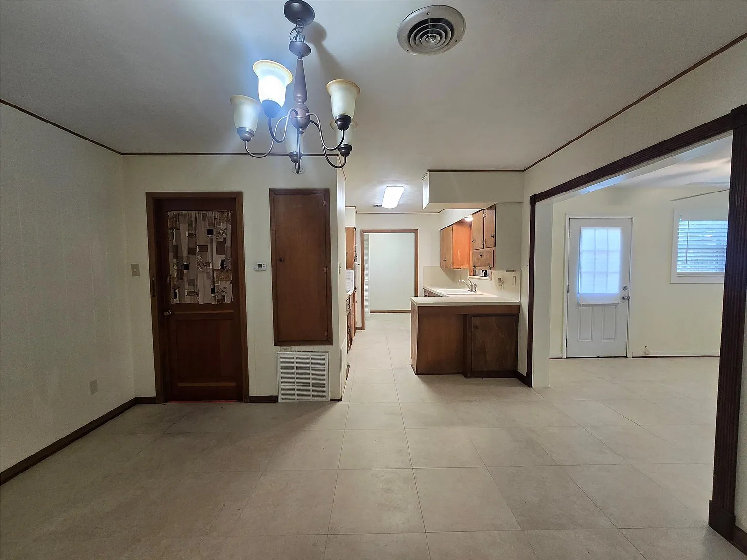 3 bed, 1.5 bath, 1261 sqft, $1,850 — Photo 4
