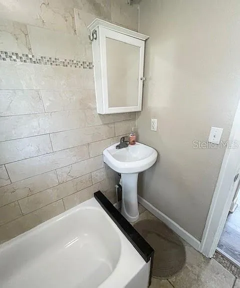 102 W Elm St — Photo 30