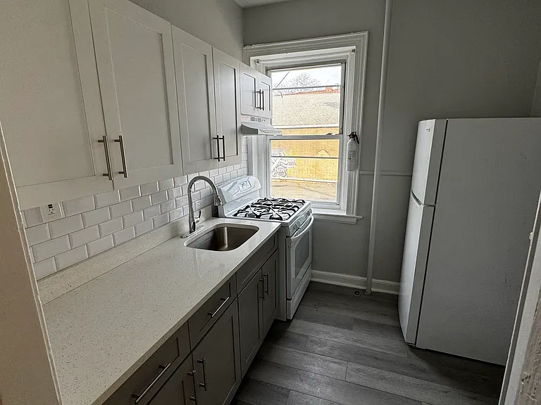 680-682 Summer Ave #4 — Photo 2