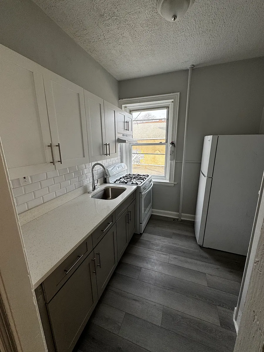 Building Photo - 680-682 Summer Ave #4