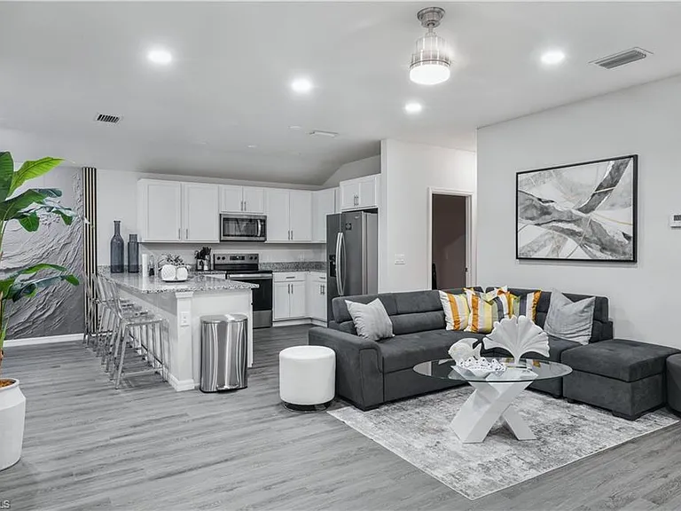 2620 NE 5th Ave — Photo 5