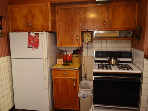 3rd image of 587 S Napoleon Ave