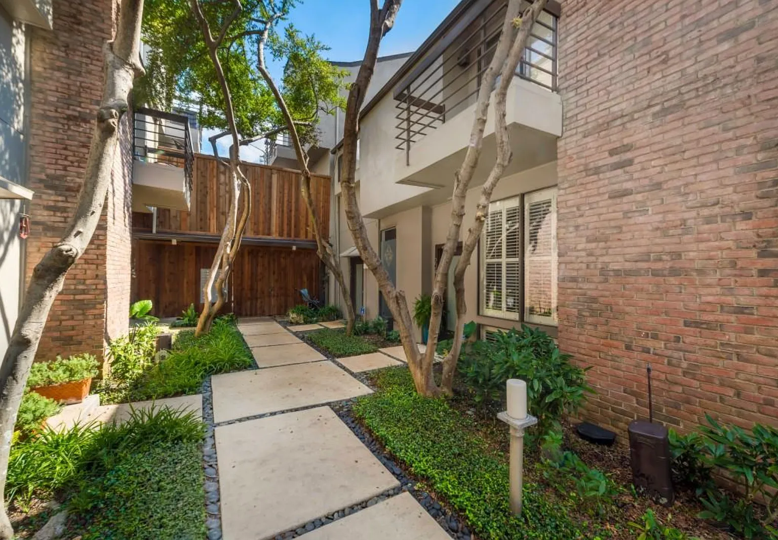 2 bed, 1.5 bath, 1046 sqft, $2,995 — Photo 1