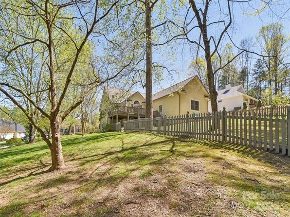 100 Mistletoe Trl, Hendersonville, NC 28791