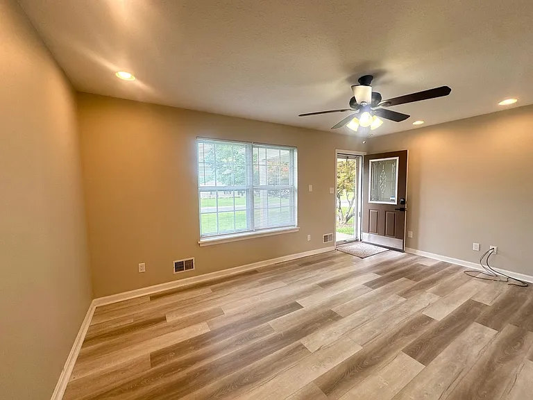 225 Joy Ave — Photo 4