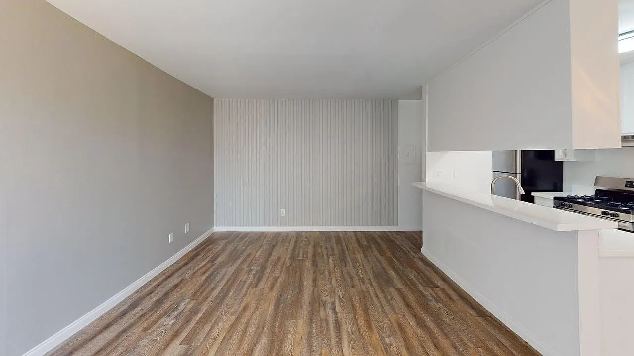 Chateau 16860 Chatsworth Apartments, LLC — Photo 4