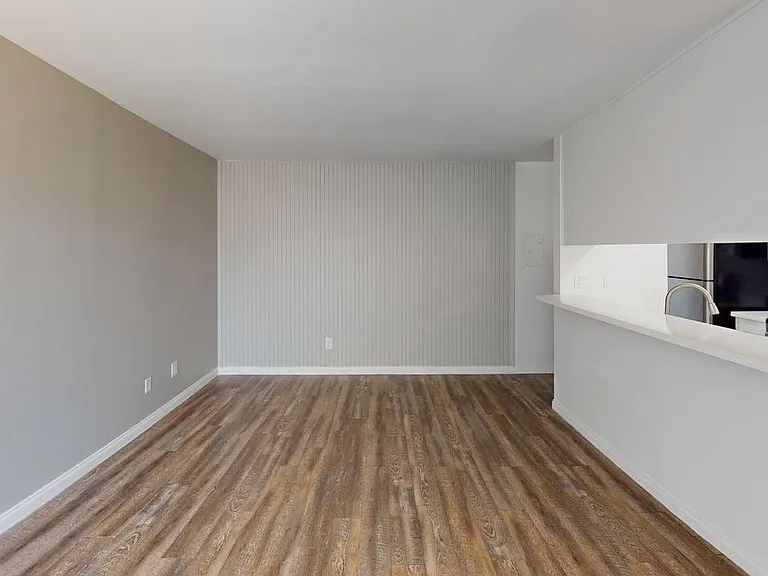 Chateau 16860 Chatsworth Apartments, LLC — Photo 4