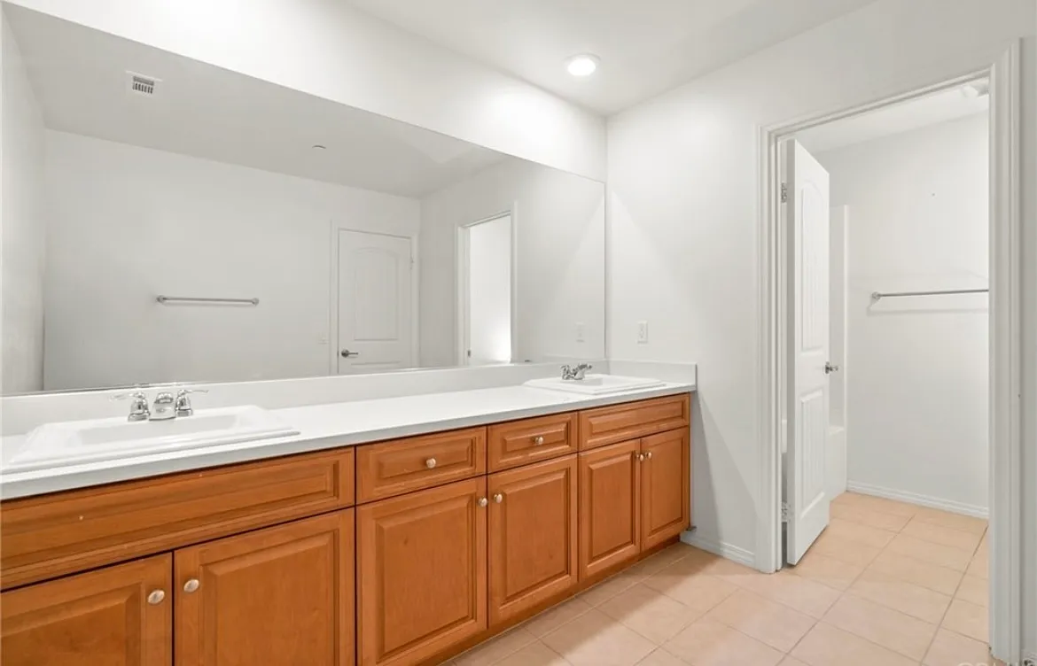 10 bed, 4.5 bath, 4200 sqft, $1,099 — Photo 3