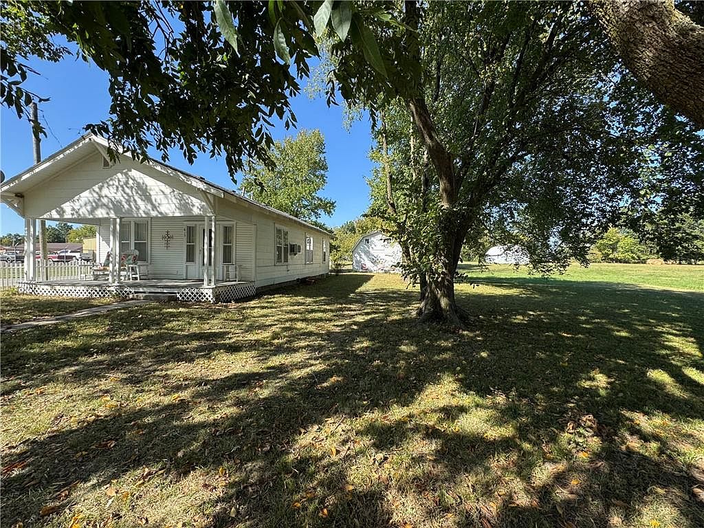 615 N Kansas Ave, Columbus, KS 66725 | Zillow