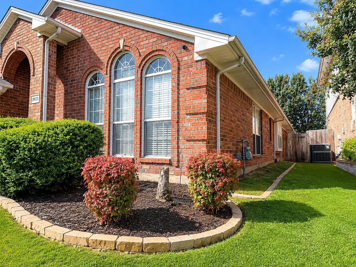 Building Photo - 8833 Sunset Trace Dr