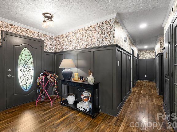 5th image of 4022 Lynn Cir