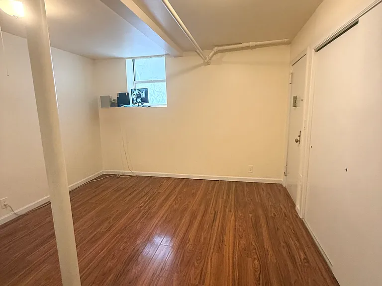 1060 Rhinelander Ave — Photo 11