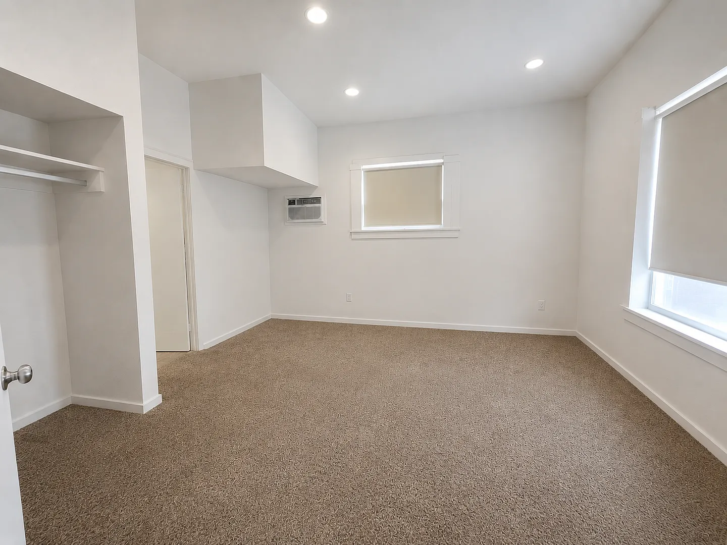Spacious 1 bedroom — Photo 3
