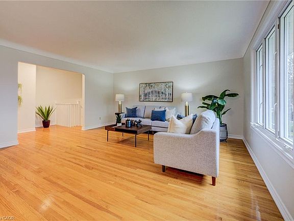 4th image of 66 Tupper Cres