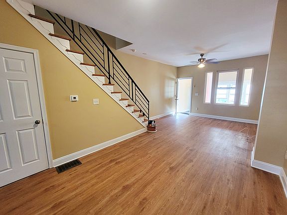 2nd image of 923 E Schiller St
