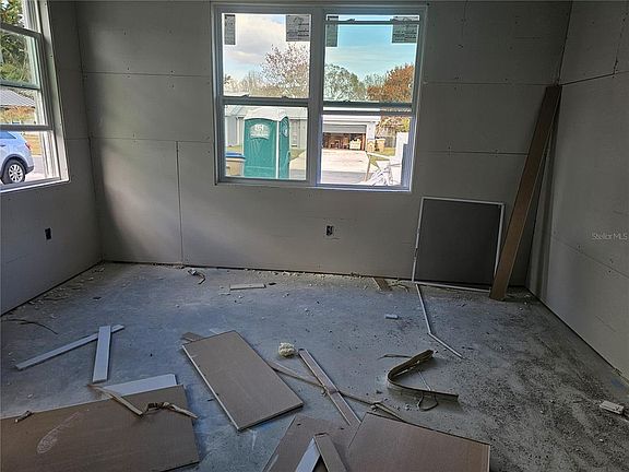 3rd image of 292 Gardenia Rd