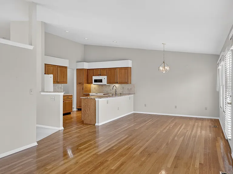 8970 Greenwich Ct — Photo 6