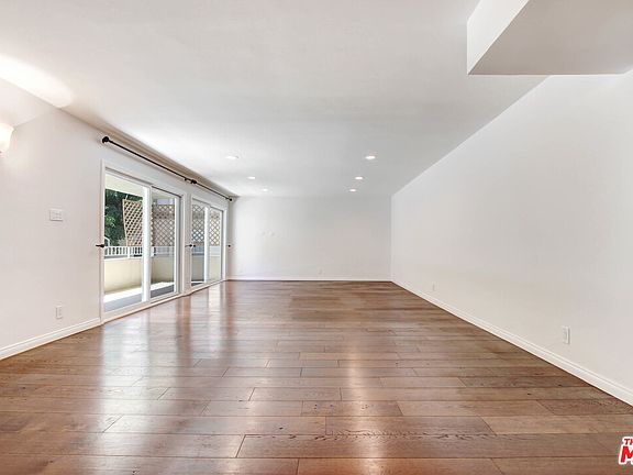 4th image of 16012 Moorpark St Unit 202