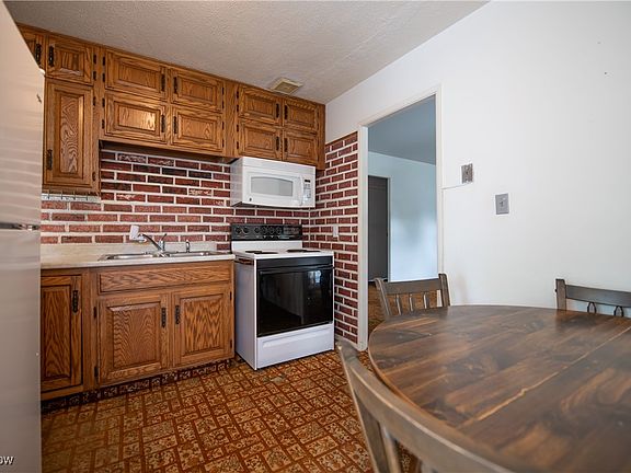 3rd image of 142 Marion Ave