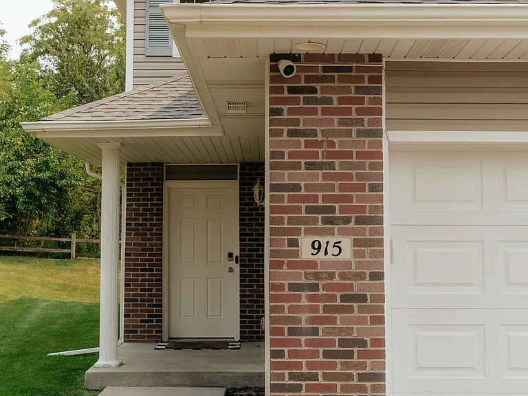 915 Carlton Cir — Photo 3
