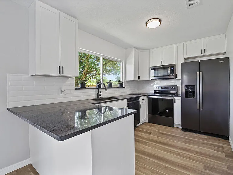 1971 SE Lavina Cir — Photo 4