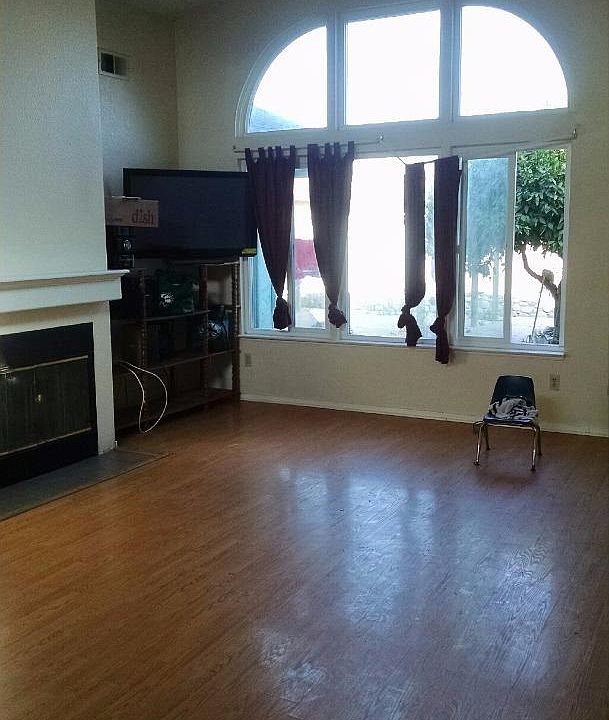 2nd image of 700 Acacia Ct
