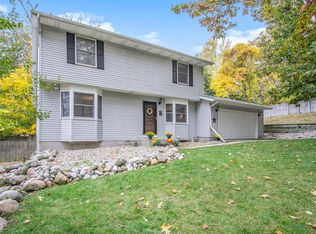 15702 Chestnut Ln, Spring Lake, MI 49456
