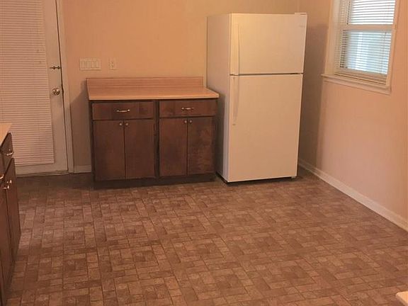 3rd image of 3695 Bayou Blvd