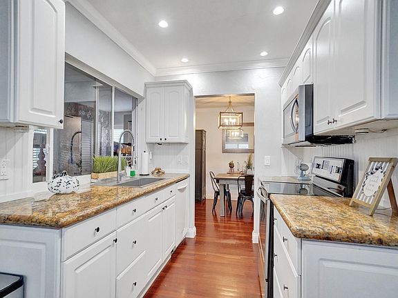 5th image of 3640 NE 16th Avenue