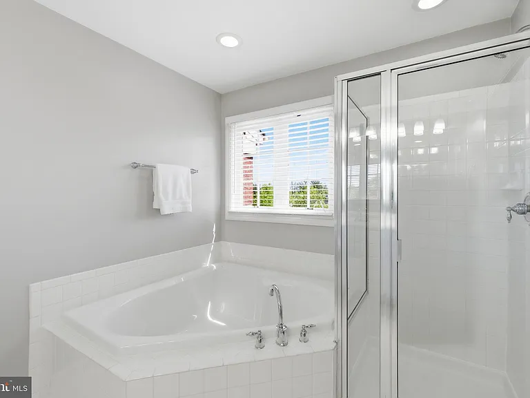 8439 Kirby Lionsdale Dr — Photo 13