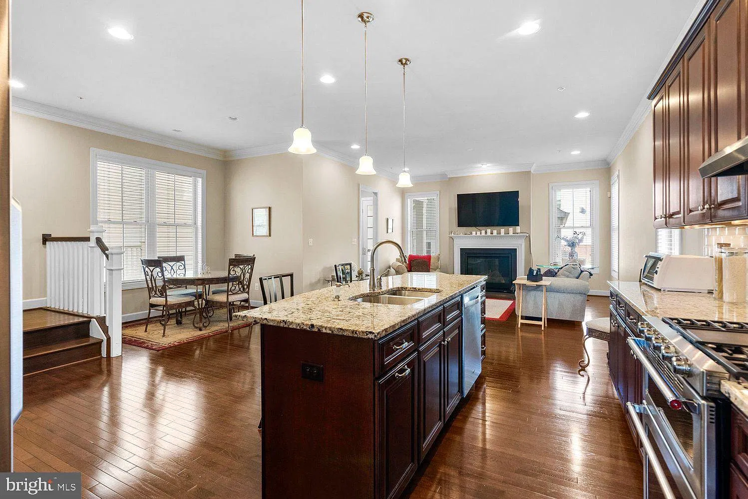 3 bed, 3.5 bath, 3204 sqft, $4,200 — Photo 3