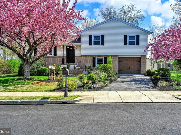 902 Suellen Dr, Reading, PA 19605