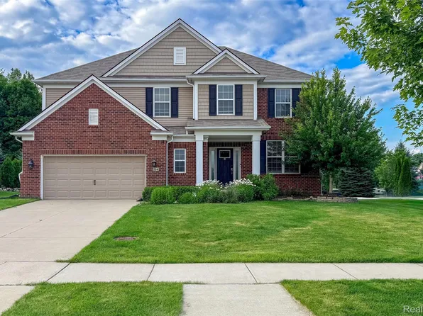354 Findley Cir, Lake Orion, MI 48360
