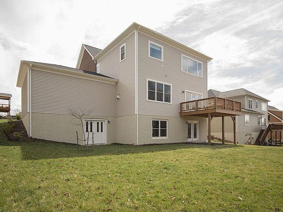 4th image of 703 Village Way N